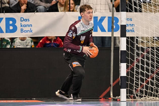 Goeppingen, Deutschland, 09.03.26: Torwart Julian Buchele (FRISCH AUF! Goeppingen) in Aktion, am Ball, Einzelaktion waehrend des Daikin Handball Bundesliga Spiels zwischen FRISCH AUF! Goeppingen vs ThSV Eisenach in der EWS Arena am 09. März 2026 in Goeppingen, Deutschland. (Foto von Harry Langer DeFodi Images) Goeppingen, Germany, 09.03.26: Torwart Julian Buchele (FRISCH AUF! Goeppingen) controls the Ball during the Daikin Handball Bundesliga match between FRISCH AUF! Goeppingen vs ThSV Eisenach at EWS Arena on March 9, 2026 in Goeppingen, Germany. (Photo by Harry Langer DeFodi Images) (Photo by Harry Langer DeFodi Images) -