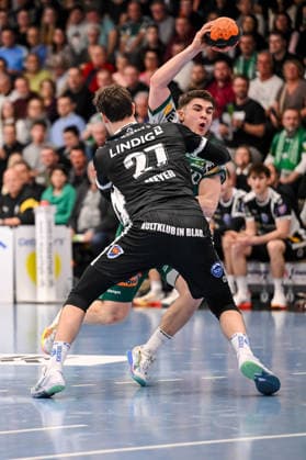 Goeppingen, Deutschland, 09.03.26: Philipp Meyer (ThSV Eisenach) undElias Newel (FRISCH AUF! Goeppingen) im Zweikampf waehrend des Daikin Handball Bundesliga Spiels zwischen FRISCH AUF! Goeppingen vs ThSV Eisenach in der EWS Arena am 09. März 2026 in Goeppingen, Deutschland. (Foto von Harry Langer DeFodi Images) Goeppingen, Germany, 09.03.26: Philipp Meyer (ThSV Eisenach) undElias Newel (FRISCH AUF! Goeppingen) battle for the ball during the Daikin Handball Bundesliga match between FRISCH AUF! Goeppingen vs ThSV Eisenach at EWS Arena on March 9, 2026 in Goeppingen, Germany. (Photo by Harry Langer DeFodi Images) (Photo by Harry Langer DeFodi Images) -