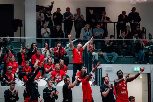 BB-2BL SBB Baskets - BBC Bayreuth Jubel auf Bank und Fanblock waehrend der Saison 2025-2026 in der 2. Barmer Basketball Bundesliga Pro A am 26. Spieltag zwischen SBB Baskets und BBC Bayreuth in der Wolfgang-Lakenmacher-Halle am 9. March 2026 in Magdeburg, Sachsen Anhalt, Deutschland