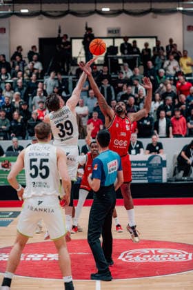 BB-2BL SBB Baskets - BBC Bayreuth Sprungball Willem Brandwijk (BBC Bayreuth), Michael Hughes II (SBB Baskets) waehrend der Saison 2025-2026 in der 2. Barmer Basketball Bundesliga Pro A am 26. Spieltag zwischen SBB Baskets und BBC Bayreuth in der Wolfgang-Lakenmacher-Halle am 9. March 2026 in Magdeburg, Sachsen Anhalt, Deutschland