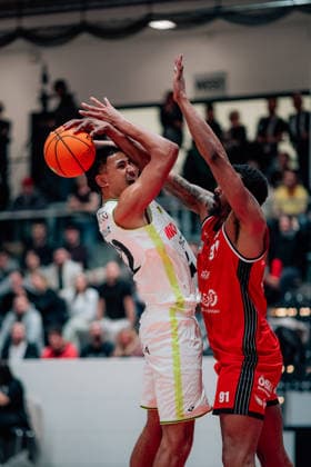 BB-2BL SBB Baskets - BBC Bayreuth Leroy Ikenna Ikejiaku (BBC Bayreuth) mit Michael Hughes II (SBB Baskets) waehrend der Saison 2025-2026 in der 2. Barmer Basketball Bundesliga Pro A am 26. Spieltag zwischen SBB Baskets und BBC Bayreuth in der Wolfgang-Lakenmacher-Halle am 9. March 2026 in Magdeburg, Sachsen Anhalt, Deutschland