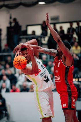 BB-2BL SBB Baskets - BBC Bayreuth Leroy Ikenna Ikejiaku (BBC Bayreuth) mit Michael Hughes II (SBB Baskets) waehrend der Saison 2025-2026 in der 2. Barmer Basketball Bundesliga Pro A am 26. Spieltag zwischen SBB Baskets und BBC Bayreuth in der Wolfgang-Lakenmacher-Halle am 9. March 2026 in Magdeburg, Sachsen Anhalt, Deutschland