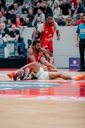 BB-2BL SBB Baskets - BBC Bayreuth Leroy Ikenna Ikejiaku (BBC Bayreuth) mit Michael Hughes II (SBB Baskets) waehrend der Saison 2025-2026 in der 2. Barmer Basketball Bundesliga Pro A am 26. Spieltag zwischen SBB Baskets und BBC Bayreuth in der Wolfgang-Lakenmacher-Halle am 9. March 2026 in Magdeburg, Sachsen Anhalt, Deutschland