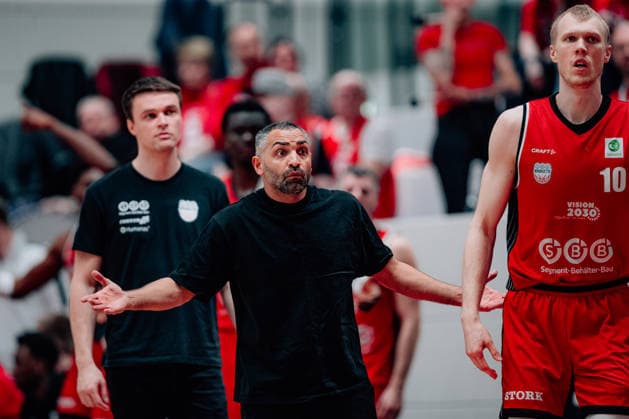 BB-2BL SBB Baskets - BBC Bayreuth Trainer Achmadschah Zazai (SBB Baskets) waehrend der Saison 2025-2026 in der 2. Barmer Basketball Bundesliga Pro A am 26. Spieltag zwischen SBB Baskets und BBC Bayreuth in der Wolfgang-Lakenmacher-Halle am 9. March 2026 in Magdeburg, Sachsen Anhalt, Deutschland