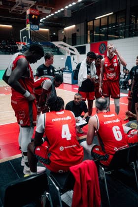 BB-2BL SBB Baskets - BBC Bayreuth Trainer Achmadschah Zazai (SBB Baskets) mit Team in der Auszeit waehrend der Saison 2025-2026 in der 2. Barmer Basketball Bundesliga Pro A am 26. Spieltag zwischen SBB Baskets und BBC Bayreuth in der Wolfgang-Lakenmacher-Halle am 9. March 2026 in Magdeburg, Sachsen Anhalt, Deutschland