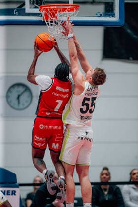 BB-2BL SBB Baskets - BBC Bayreuth Daivien Latrell Williamson (SBB Baskets), Lenny Liedtke (BBC Bayreuth) waehrend der Saison 2025-2026 in der 2. Barmer Basketball Bundesliga Pro A am 26. Spieltag zwischen SBB Baskets und BBC Bayreuth in der Wolfgang-Lakenmacher-Halle am 9. March 2026 in Magdeburg, Sachsen Anhalt, Deutschland