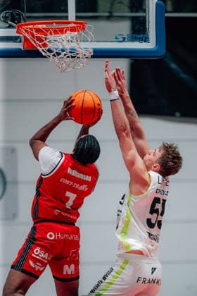BB-2BL SBB Baskets - BBC Bayreuth Daivien Latrell Williamson (SBB Baskets), Lenny Liedtke (BBC Bayreuth) waehrend der Saison 2025-2026 in der 2. Barmer Basketball Bundesliga Pro A am 26. Spieltag zwischen SBB Baskets und BBC Bayreuth in der Wolfgang-Lakenmacher-Halle am 9. March 2026 in Magdeburg, Sachsen Anhalt, Deutschland