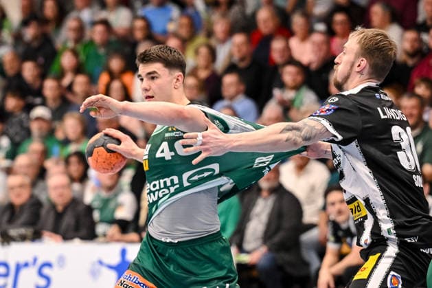 Goeppingen, Deutschland, 09.03.26: Elias Newel (FRISCH AUF! Goeppingen) und Dominik Solak (ThSV Eisenach) im Zweikampf waehrend des Daikin Handball Bundesliga Spiels zwischen FRISCH AUF! Goeppingen vs ThSV Eisenach in der EWS Arena am 09. März 2026 in Goeppingen, Deutschland. (Foto von Harry Langer DeFodi Images) Goeppingen, Germany, 09.03.26: Elias Newel (FRISCH AUF! Goeppingen) und Dominik Solak (ThSV Eisenach) battle for the ball during the Daikin Handball Bundesliga match between FRISCH AUF! Goeppingen vs ThSV Eisenach at EWS Arena on March 9, 2026 in Goeppingen, Germany. (Photo by Harry Langer DeFodi Images) (Photo by Harry Langer DeFodi Images) -