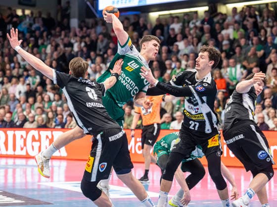 Elias Newel (Frisch Auf Goeppingen, 40) im Duell mit Philipp Meyer (ThSV Eisenach, 27) und Oskar Joelsson (ThSV Eisenach, 03), Frisch Auf Goeppingen vs. ThSV Eisenach, Handball, 1. Bundesliga, Herren, Spielzeit 2025 2026, 09.03.2026, Frisch Auf Goeppingen vs. ThSV Eisenach, Handball, 1. Bundesliga, Herren, Spielzeit 2025 2026, 09.03.2026 Goeppingen Copyright: xEibner-Pressefoto MichaelxSchmidx EP_MST