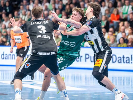 Victor Kloeve (Frisch Auf Goeppingen, 07) wird von Tillman Leu (ThSV Eisenach, 99) und Oskar Joelsson (ThSV Eisenach, 03) in die Zange genommen, Frisch Auf Goeppingen vs. ThSV Eisenach, Handball, 1. Bundesliga, Herren, Spielzeit 2025 2026, 09.03.2026, Frisch Auf Goeppingen vs. ThSV Eisenach, Handball, 1. Bundesliga, Herren, Spielzeit 2025 2026, 09.03.2026 Goeppingen Copyright: xEibner-Pressefoto MichaelxSchmidx EP_MST
