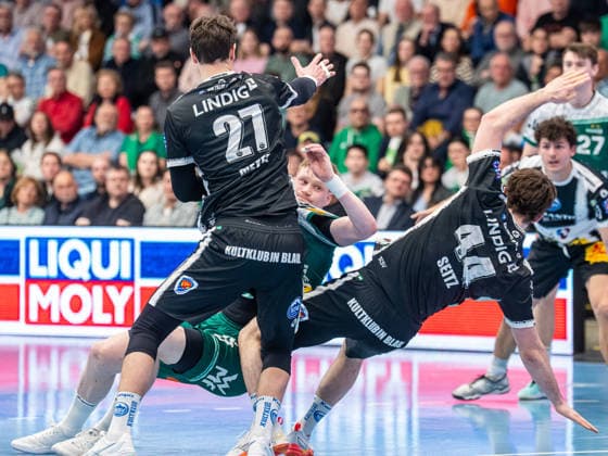 Ymir Oern Gislason (Frisch Auf Goeppingen, 33) im Duell mit Stephan Seitz (ThSV Eisenach, 44) und Philipp Meyer (ThSV Eisenach, 27), Frisch Auf Goeppingen vs. ThSV Eisenach, Handball, 1. Bundesliga, Herren, Spielzeit 2025 2026, 09.03.2026, Frisch Auf Goeppingen vs. ThSV Eisenach, Handball, 1. Bundesliga, Herren, Spielzeit 2025 2026, 09.03.2026 Goeppingen Copyright: xEibner-Pressefoto MichaelxSchmidx EP_MST