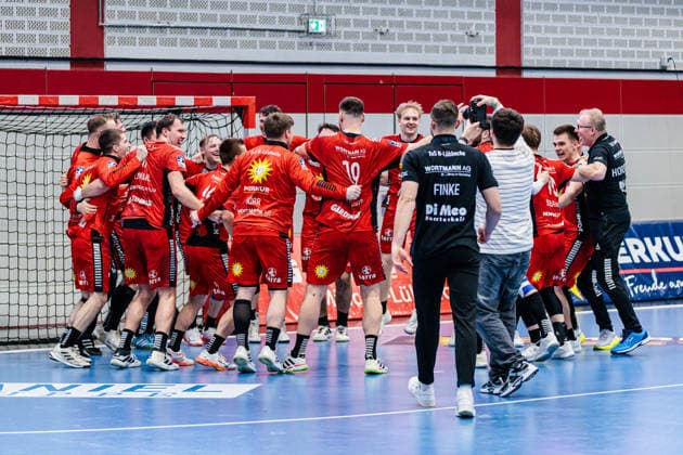 Die Mannschaft von TuS N-Luebbecke jubelt freut sich nach 34:31 Sieg GER, TuS N-Luebbecke vs. HC Elbflorenz 2006, Handball, 2. Bundesliga, 23. Spieltag, Spielzeit 2025 2026, 09.03.2026 GER, TuS N-Luebbecke vs. HC Elbflorenz 2006, Handball, 2. Bundesliga, 23. Spieltag, Spielzeit 2025 2026, 09.03.2026 Luebbecke Copyright: xEibner-Pressefoto JanxRollingerx EP_JSK