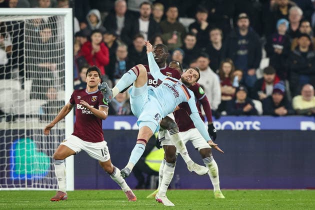 9th March 2026; London Stadium, London, England; FA Cup Football, West Ham United versus Brentford; Jordan Henderson of Brentford suffers a nasty fall  IanxStephen Content restricted for UK based newspaper