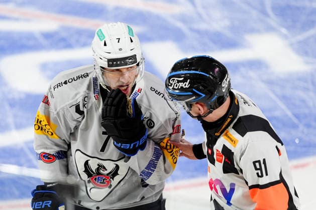 Schweiz: National League 2025 26, SC Bern vs Fribourg-Gotteron - PostFinance Arena, Bern: Benoit Jecker (7 Fribourg) *** Switzerland National League 2025 26, SC Bern vs Fribourg Gotteron PostFinance Arena, Bern Benoit Jecker 7 Fribourg Copyright: xKjetilxWaberx