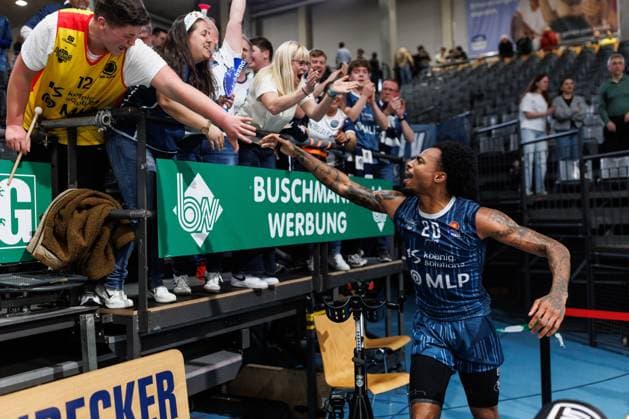 Michael Weathers (MLP Academics Heidelberg) bejubelt den Sieg mit den mitgereisten Fans, Vet Concept Gladiators Trier vs MLP Academics Heidelberg, Basketball, easyCredit BBL, 23. Spieltag, Saison 2025 2026, 09.03.2026 Vet Concept Gladiators Trier vs MLP Academics Heidelberg, Basketball, easyCredit BBL, 23. Spieltag, Saison 2025 2026, 09.03.2026 Copyright: xEibner-Pressefoto AlexanderxNeisx EP_ANS