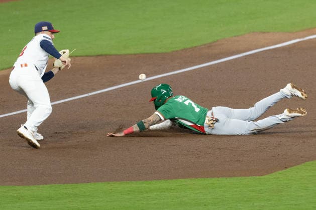 Joey Ortiz (R) of Mexico slides past Alex Bregman of the United States in a World Baseball Classic game between the United States and Mexico at Daikin Park in Houston, United States, 09 March 2026. World Baseball Classic: United States vs Mexico !ACHTUNG: NUR REDAKTIONELLE NUTZUNG!  Copyright: xCarlosxRamírezx AME2499 20260310-55019646374_1
