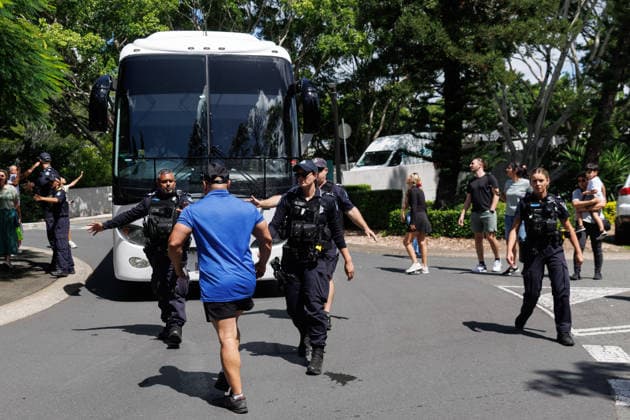 SOCCER ASIAN CUP IRAN TEAM, Protesters are seen demonstrating outside of Royal Pines resort as a bus carrying Iranian players and staff departs. Iranian soccer players who received humanitarian visas after staging an on-pitch protest against their country s regime, are seen at Royal Pines resort on the Gold Coast, Queensland, Tuesday, March 10, 2026. ( NO ARCHIVING Gold Coast Queensland Australia  Copyright: xRussellxFreemanx 20260310151553189697