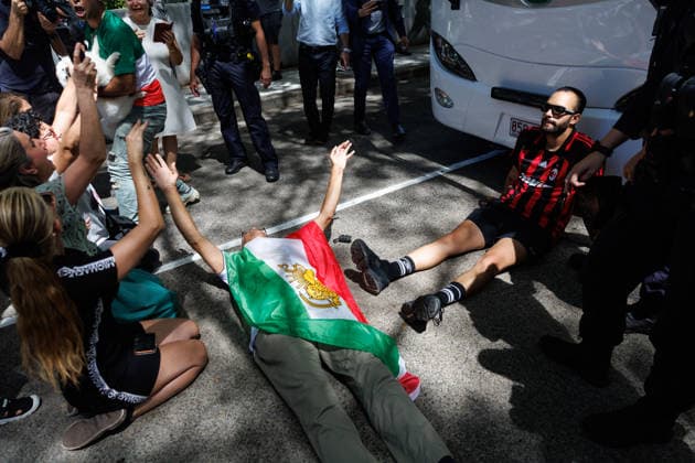 SOCCER ASIAN CUP IRAN TEAM, Protesters are seen demonstrating outside of Royal Pines resort as a bus carrying Iranian players and staff departs. Iranian soccer players who received humanitarian visas after staging an on-pitch protest against their country s regime, are seen at Royal Pines resort on the Gold Coast, Queensland, Tuesday, March 10, 2026. ( NO ARCHIVING Gold Coast Queensland Australia  Copyright: xRussellxFreemanx 20260310158458136631