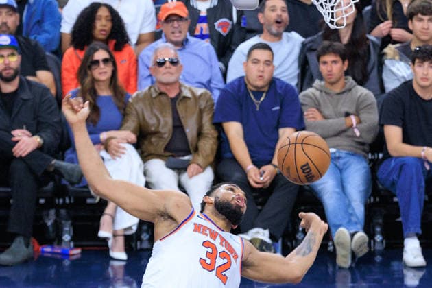 March 9, 2026, Inglewood, California, USA: Karl-Anthony Towns 32 of the New York Knicks dunks during their 2026 NBA, Basketball Herren, USA regular season game against the LA Clippers on Monday March 9, 2026 at Intuit Dome Arena in Inglewood, California. JAVIER ROJAS PI Inglewood USA - ZUMAp124 20260309_zaa_p124_022 Copyright: xJavierxRojasx