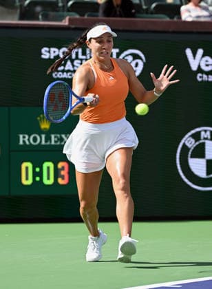 INDIAN WELLS, CA - MARCH 09: Jessica Pegula (USA) returns the ball during a WTA, Tennis Damen tennis match during the BNP Paribas Open played on March 9, 2026 at the Indian Wells Tennis Garden in Indian Wells, CA. (Photo by John Cordes Icon Sportswire) TENNIS: MAR 09 BNP Paribas Open EDITORIAL USE ONLY Icon506260309003
