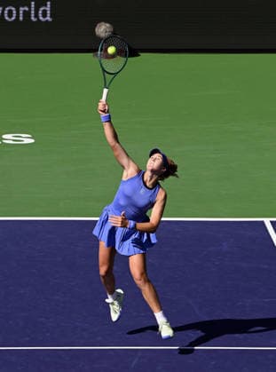 INDIAN WELLS, CA - MARCH 09: Mirra Andreeva (RUS) leaps to return the ball during a WTA, Tennis Damen tennis match during the BNP Paribas Open played on March 9, 2026 at the Indian Wells Tennis Garden in Indian Wells, CA. (Photo by John Cordes Icon Sportswire) TENNIS: MAR 09 BNP Paribas Open EDITORIAL USE ONLY Icon506260309051