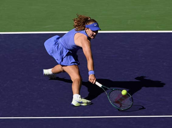 INDIAN WELLS, CA - MARCH 09: Mirra Andreeva (RUS) returns the ball during a WTA, Tennis Damen tennis match during the BNP Paribas Open played on March 9, 2026 at the Indian Wells Tennis Garden in Indian Wells, CA. (Photo by John Cordes Icon Sportswire) TENNIS: MAR 09 BNP Paribas Open EDITORIAL USE ONLY Icon506260309052