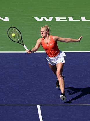 INDIAN WELLS, CA - MARCH 09: Katerina Siniakova (CZE) on the run towards the net to return the ball during a WTA, Tennis Damen tennis match during the BNP Paribas Open played on March 9, 2026 at the Indian Wells Tennis Garden in Indian Wells, CA. (Photo by John Cordes Icon Sportswire) TENNIS: MAR 09 BNP Paribas Open EDITORIAL USE ONLY Icon506260309064