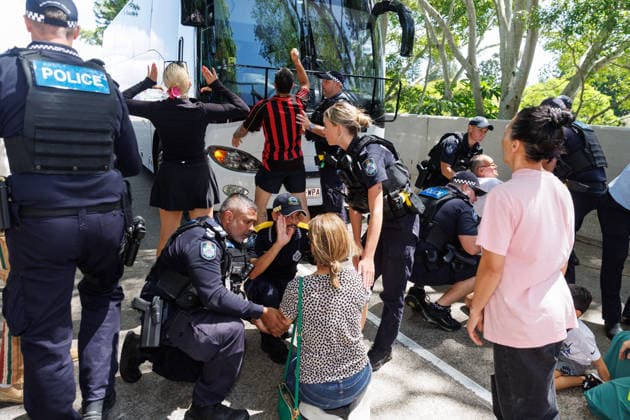 SOCCER ASIAN CUP IRAN TEAM, Protesters are seen demonstrating outside of Royal Pines resort as a bus carrying Iranian players and staff departs. Iranian soccer players who received humanitarian visas after staging an on-pitch protest against their country s regime, are seen at Royal Pines resort on the Gold Coast, Queensland, Tuesday, March 10, 2026. ( NO ARCHIVING Gold Coast Queensland Australia  Copyright: xRussellxFreemanx 20260310124227033534