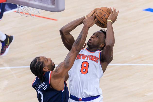 March 9, 2026, Inglewood, California, USA: Kawhi Leonard 2 of the Los Angeles Clippers commits a shooting foul against OG Anunoby 8 of the New York Knicks during their regular season NBA, Basketball Herren, USA game on Monday March 9, 2026 at Intuit Dome in Inglewood, California. Clippers defeat Knicks, 126-118. ARIANA RUIZ PI Inglewood USA - ZUMAp124 20260309_zaa_p124_071 Copyright: xArianaxRuizx