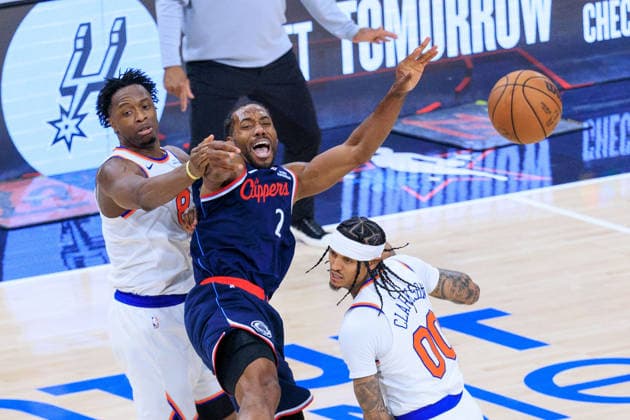 March 9, 2026, Inglewood, California, USA: Kawhi Leonard 2 of the Los Angeles Clippers passes away from OG Anunoby 8 and Jordan Clarkson 00 of the New York Knicks during a 2026 NBA, Basketball Herren, USA regular season game on Monday March 9, 2026 at Intuit Dome Arena in Inglewood, California. Clippers defeat Knicks, 126-118. JAVIER ROJAS PI Clippers Vs. Knicks  - ZUMAp124 20260309_zaa_p124_088 Copyright: xJavierxRojasx