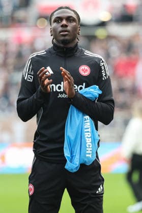 1. Bundesliga - FC St. Pauli - Eintracht Frankfurt am 08.03.2026 im Millerntor-Stadion in Hamburg Fousseny Doumbia (Frankfurt 41) bedankt sich bei den Fans
