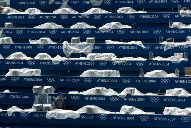 KRT STAND ALONE SPORTS PHOTO SLUGGED: OLY-STADIUM KRT PHOTO BY KARL MONDON CONTRA COSTA TIMES (August 10) ATHENS, GREECE -- The finishing touches are worked on at one of the pools of the Olympics Aquatic Center on Tuesday, August 10, 2004, as Athens prepares for the opening ceremonies for the 2004 Olympic Games, Olympische Spiele, Olympia, OS on Saturday. (gsb) 2004 Copyright: xKarlxMondonx