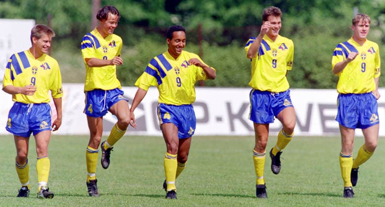 920612 Football, UEFA EURO, EM, Europameisterschaft,Fussball 1992, Sweden, base camp: Swedish players Jan Jansson, Joachim Bjorklund, Martin Dahlin, Patrik Andersson and Jan Eriksson at training camp in Gimo. Photo: BILDBYRAN M026_10 920612_sve scanx fotboll 1992 em1992 sverige sweden förhands preview semifinal träning training m026_10 bbeng dia 920612 em em92 em 92 em 1992 football soccer euro uefa euro 1992 euro1992 euro92 european championships europamästerskap june 12 gimo training camp *** 920612 Football, Uefa EURO 1992, Sweden, base camp Swedish players Jan Jansson, Joachim Bjorklund, Martin Dahlin, Patrik Andersson and Jan Eriksson at training camp in Gimo Photo BILDBYRAN M026 10 920612 sve scanx fotboll 1992 em1992 sverige sweden förhands preview semifinal träning training m026 10 bbeng dia 920612 em em92 em 92 em 1992 football soccer euro uefa euro 1992 euro1992 euro92 european championships europamästerskap june 12 gimo training camp  Copyright: BILDBYRAN BB920612BB150