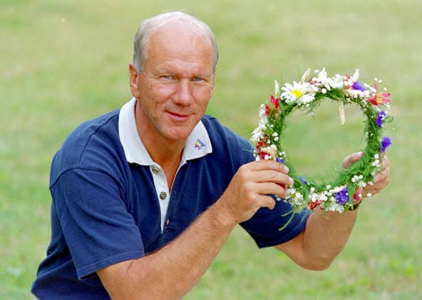 920619 Football, UEFA EURO, EM, Europameisterschaft,Fussball 1992, Sweden, preview before semifinal: Swedens manager Tommy Svensson with a midsummer wreath at training camp in Gimo. Photo: BILDBYRAN M026_08 920619_sve scanx fotboll 1992 em1992 sverige sweden förhands preview semifinal träning training m026_08 bbeng dia 920619 em em92 em 92 em 1992 football soccer euro uefa euro 1992 euro1992 euro92 european championships europamästerskap june 19 midsommar midsommarkrans *** 920619 Football, Uefa EURO 1992, Sweden, preview before semifinal Swedens manager Tommy Svensson with a midsummer wreath at training camp in Gimo Photo BILDBYRAN M026 08 920619 sve scanx fotboll 1992 em1992 sverige sweden förhands preview semifinal träning training m026 08 bbeng dia 920619 em em92 em 92 em 1992 football soccer euro uefa euro 1992 euro1992 euro92 european championships europamästerskap june 19 midsommar midsommarkrans  Copyright: BILDBYRAN BB920619BB025