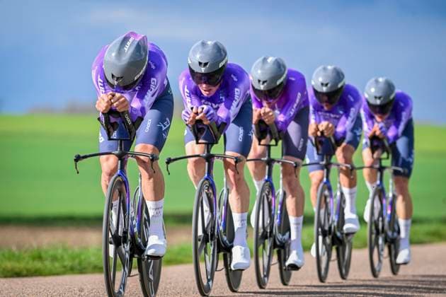 Paris Nice 2026 Stage 3 POUILLY-SUR-LOIRE, FRANCE - MARCH 10 : Team Jayco AlUla in action during stage 3 of the 84th edition of Paris - Nice an UCI World Tour 2.UWT Team Time Trial stage for Men Elite of 23.5 km with start in Cosne-Cours-sur-Loire and finish in Pouilly-sur-Loire on March 10, 2026 in Pouilly-sur-Loire, France, 10 03 2026 ( Motordriver Guy De Vuyst - Pouilly-sur-Loire France  Copyright: xNicoxVereeckenx
