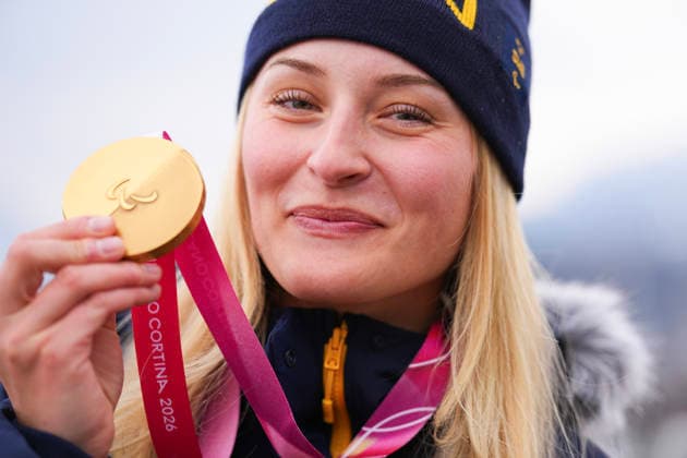 CORTINA, ITALIEN 20260310 Sveriges Ebba Arsjö med sin guldmedalj som hon tog i alpin kombination under Paralympics pa Tofane Alpine Skiing Centre i Cortina, Italien. *** Bilden ingar i SPORTPAKET. För övriga BETALBILD *** CORTINA ITALIEN x10050x *** CORTINA, ITALY 20260310 Swedens Ebba Arsjö with the gold medal she won in the Alpine Combined at the Paralympics at Tofane Alpine Skiing Centre in Cortina, Italy Picture in SPORT PACKAGE For others PAY PICTURE CORTINA ITALY x10050x  Copyright: xMagnusxLejhall ParasportxSverigex TTx PARALYMPICS 2026 ALPIN KOMBINATION