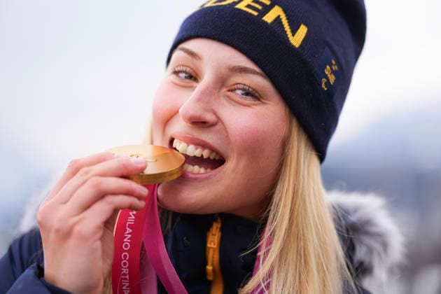 CORTINA, ITALIEN 20260310 Sveriges Ebba Arsjö med sin guldmedalj som hon tog i alpin kombination under Paralympics pa Tofane Alpine Skiing Centre i Cortina, Italien. *** Bilden ingar i SPORTPAKET. För övriga BETALBILD *** CORTINA ITALIEN x10050x *** CORTINA, ITALY 20260310 Swedens Ebba Arsjö with the gold medal she won in the Alpine Combined at the Paralympics at Tofane Alpine Skiing Centre in Cortina, Italy Picture in SPORT PACKAGE For others PAY PICTURE CORTINA ITALY x10050x  Copyright: xMagnusxLejhall ParasportxSverigex TTx PARALYMPICS 2026 ALPIN KOMBINATION