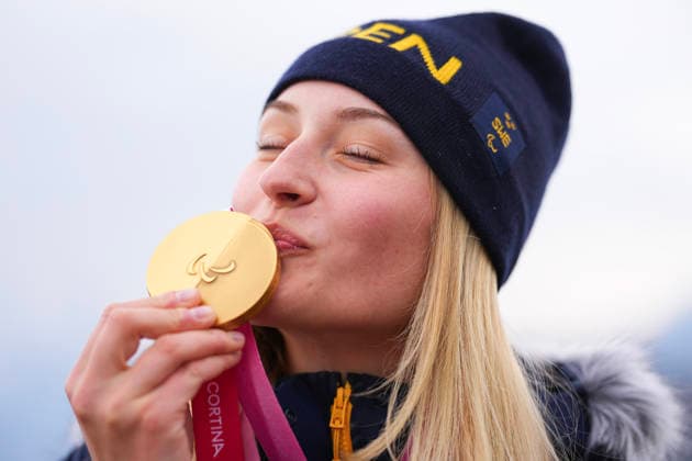 CORTINA, ITALIEN 20260310 Sveriges Ebba Arsjö med sin guldmedalj som hon tog i alpin kombination under Paralympics pa Tofane Alpine Skiing Centre i Cortina, Italien. *** Bilden ingar i SPORTPAKET. För övriga BETALBILD *** CORTINA ITALIEN x10050x *** CORTINA, ITALY 20260310 Swedens Ebba Arsjö with the gold medal she won in the Alpine Combined at the Paralympics at Tofane Alpine Skiing Centre in Cortina, Italy Picture in SPORT PACKAGE For others PAY PICTURE CORTINA ITALY x10050x  Copyright: xMagnusxLejhall ParasportxSverigex TTx PARALYMPICS 2026 ALPIN KOMBINATION