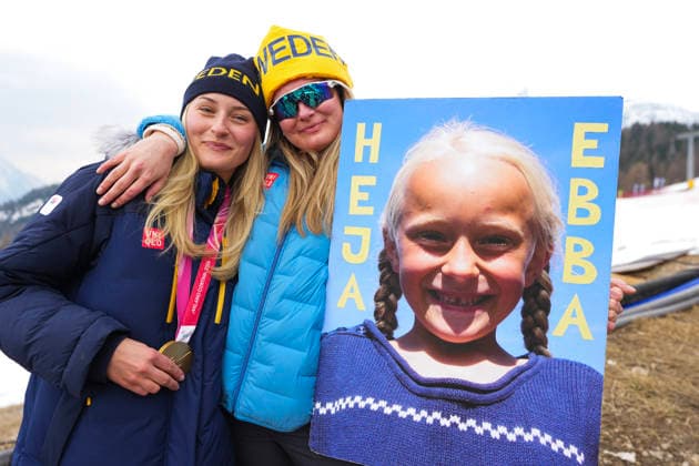 CORTINA, ITALIEN 20260310 Guldmedaljören Ebba Arsjö tillsammans med lillasyster Maja Arsjö efter vinsten i alpin kombination i Paralympics pa Tofane Alpine Skiing Centre i Cortina, Italien. *** Bilden ingar i SPORTPAKET. För övriga BETALBILD *** CORTINA ITALIEN x10050x *** CORTINA, ITALY 20260310 Gold medalist Ebba Arsjö with little sister Maja Arsjö after winning the Alpine Combined at the Paralympics at Tofane Alpine Skiing Centre in Cortina, Italy Picture in SPORT PACKAGE For others PAY PICTURE CORTINA ITALY x10050x  Copyright: xMagnusxLejhall ParasportxSverigex TTx PARALYMPICS 2026 ALPIN KOMBINATION