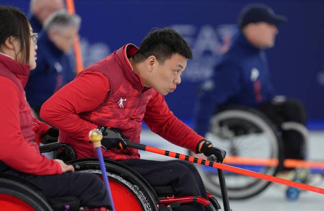 (260310) -- CORTINA D AMPEZZO, March 10, 2026 -- Zhang Mingliang (R) of China competes during the wheelchair curling mixed team round robin session 7 match between China and Canada at the Milan-Cortina 2026 Paralympic Winter games, Winterspiele,Spiele, Summer games in Cortina D ampezzo, Italy, March 10, 2026. ) (SP)ITALY-CORTINA D AMPEZZO-PARALYMPIC WINTER GAMES-WHEELCHAIR CURLING-MIXED TEAM-ROUND ROBIN-CHN VS CAN CaixYang 