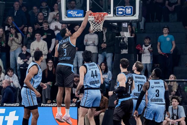 Deutschland: easyCredit BBL, Hauptrunde 2025 26, 26. Spieltag Veolia Towers Hamburg vs Science City Jena Inselpark Arena (Hamburg): Dunking Dunk, Benedikt Turudic (Veolia Towers Hamburg, 44), Osaro Jürgen Rich (Veolia Towers Hamburg, 3), Jan Niklas Wimberg (Veolia Towers Hamburg, 17), Devon Daniels (Veolia Towers Hamburg, 21), Will McNair (Science City Jena, 3) Copyright: xStefanxTrochax