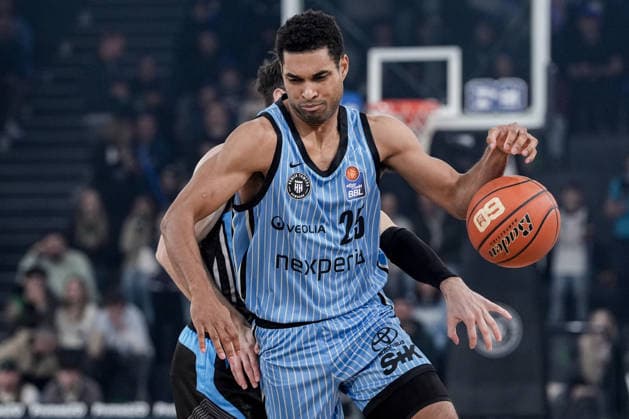 Deutschland: easyCredit BBL, Hauptrunde 2025 26, 26. Spieltag Veolia Towers Hamburg vs Science City Jena Inselpark Arena (Hamburg): Kenneth Ogbe (Veolia Towers Hamburg, 25) im Angriff mit Ball, Steal von hinten Copyright: xStefanxTrochax