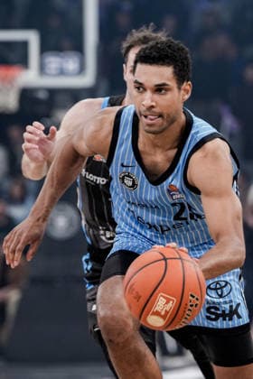 Deutschland: easyCredit BBL, Hauptrunde 2025 26, 26. Spieltag Veolia Towers Hamburg vs Science City Jena Inselpark Arena (Hamburg): Kenneth Ogbe (Veolia Towers Hamburg, 25) im Angriff mit Ball Copyright: xStefanxTrochax