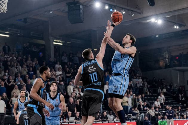 Deutschland: easyCredit BBL, Hauptrunde 2025 26, 26. Spieltag Veolia Towers Hamburg vs Science City Jena Inselpark Arena (Hamburg): Lay Up Korbleger, Joe Wieskamp (Science City Jena, 10), Benedikt Turudic (Veolia Towers Hamburg, 44), Jan Niklas Wimberg (Veolia Towers Hamburg, 17) Copyright: xStefanxTrochax