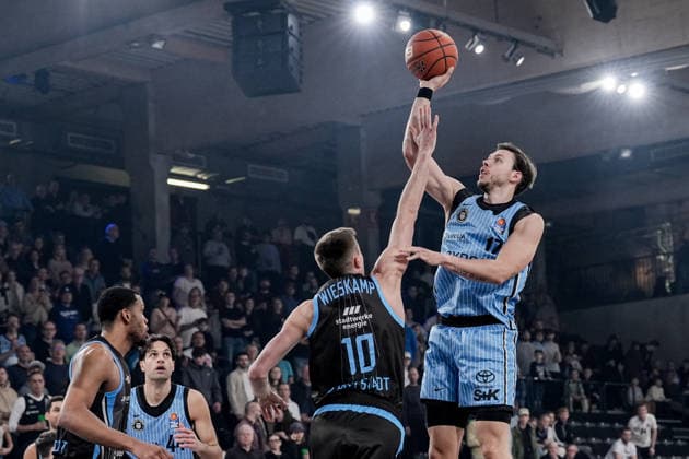 Deutschland: easyCredit BBL, Hauptrunde 2025 26, 26. Spieltag Veolia Towers Hamburg vs Science City Jena Inselpark Arena (Hamburg): Lay Up Korbleger, Joe Wieskamp (Science City Jena, 10), Benedikt Turudic (Veolia Towers Hamburg, 44), Jan Niklas Wimberg (Veolia Towers Hamburg, 17) Copyright: xStefanxTrochax