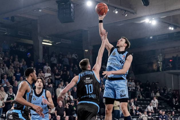 Deutschland: easyCredit BBL, Hauptrunde 2025 26, 26. Spieltag Veolia Towers Hamburg vs Science City Jena Inselpark Arena (Hamburg): Lay Up Korbleger, Joe Wieskamp (Science City Jena, 10), Benedikt Turudic (Veolia Towers Hamburg, 44), Jan Niklas Wimberg (Veolia Towers Hamburg, 17) Copyright: xStefanxTrochax