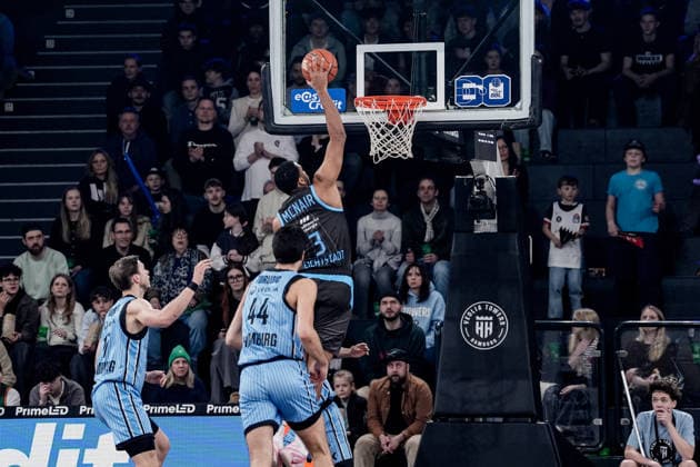 Deutschland: easyCredit BBL, Hauptrunde 2025 26, 26. Spieltag Veolia Towers Hamburg vs Science City Jena Inselpark Arena (Hamburg): Dunking Dunk, Will McNair (Science City Jena, 3), Jan Niklas Wimberg (Veolia Towers Hamburg, 17), Benedikt Turudic (Veolia Towers Hamburg, 44), Ross Williams (Veolia Towers Hamburg, 34), Kenneth Ogbe (Veolia Towers Hamburg, 25) Copyright: xStefanxTrochax