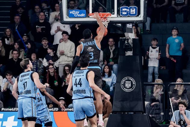 Deutschland: easyCredit BBL, Hauptrunde 2025 26, 26. Spieltag Veolia Towers Hamburg vs Science City Jena Inselpark Arena (Hamburg): Dunking Dunk, Will McNair (Science City Jena, 3), Jan Niklas Wimberg (Veolia Towers Hamburg, 17), Benedikt Turudic (Veolia Towers Hamburg, 44), Ross Williams (Veolia Towers Hamburg, 34) Copyright: xStefanxTrochax