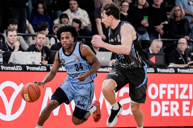 Deutschland: easyCredit BBL, Hauptrunde 2025 26, 26. Spieltag Veolia Towers Hamburg vs Science City Jena Inselpark Arena (Hamburg): Ross Williams (Veolia Towers Hamburg, 34), Kristofer Krause (Science City Jena, 36), Zweikampf, Verteidigung Copyright: xStefanxTrochax