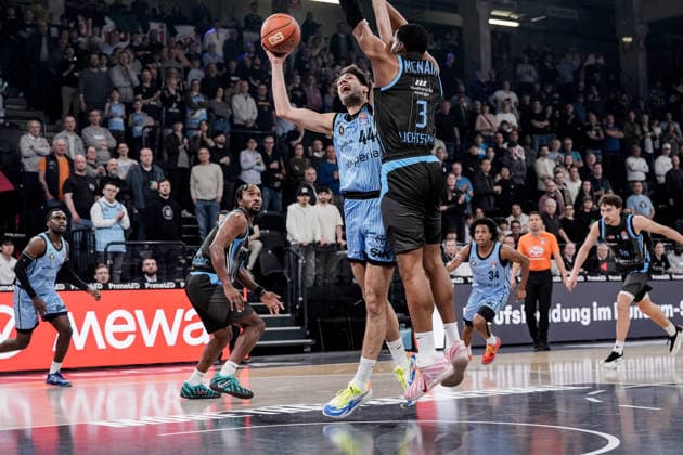 Deutschland: easyCredit BBL, Hauptrunde 2025 26, 26. Spieltag Veolia Towers Hamburg vs Science City Jena Inselpark Arena (Hamburg): Benedikt Turudic (Veolia Towers Hamburg, 44) Will McNair (Science City Jena, 3), Lay Up Korbleger, Osaro Jürgen Rich (Veolia Towers Hamburg, 3), Ross Williams (Veolia Towers Hamburg, 34) Copyright: xStefanxTrochax
